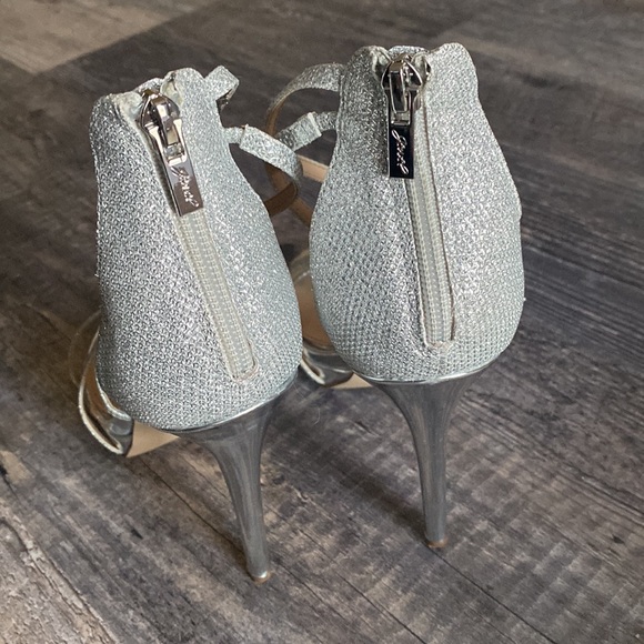 Silver Jewel Badgley Mischka heels - Picture 5 of 7